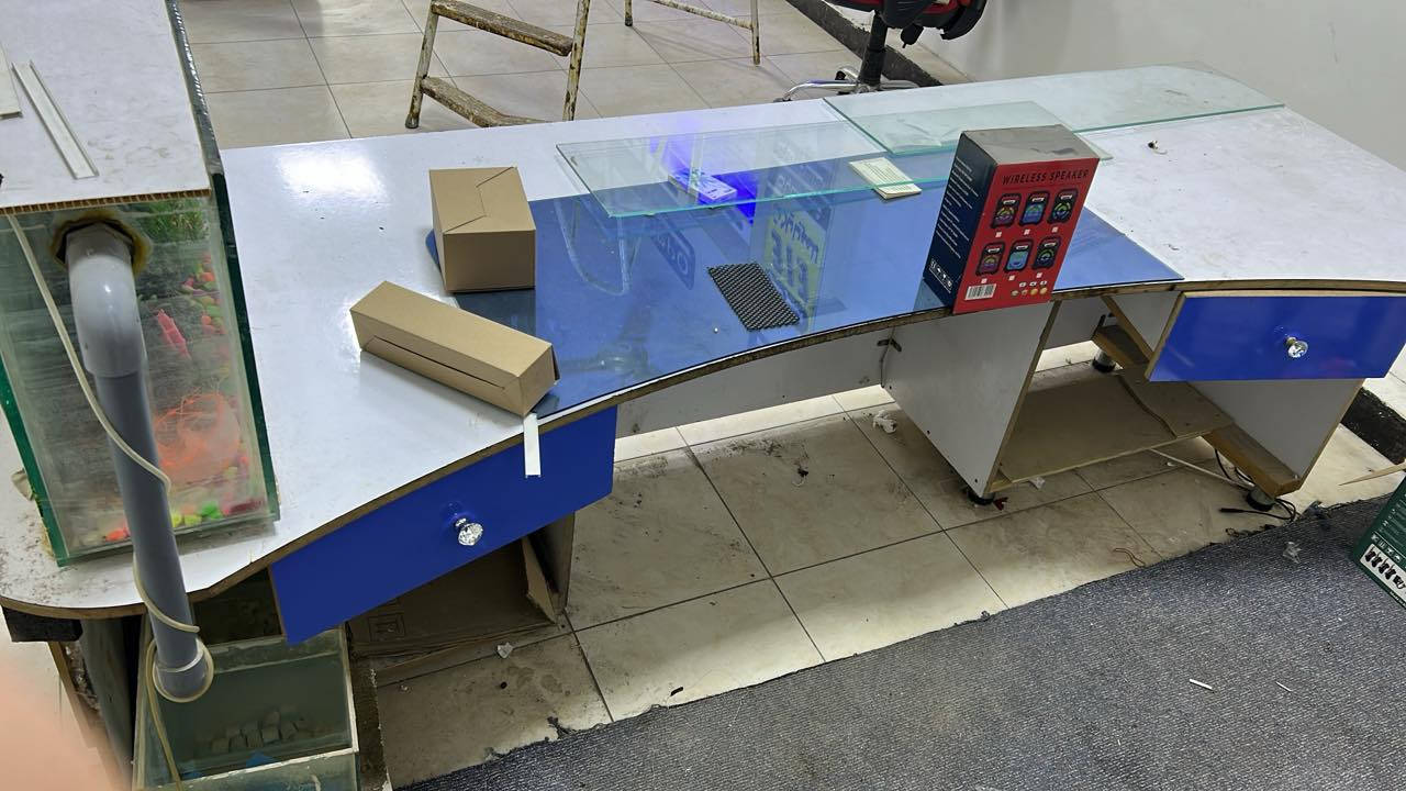 السلام عليكم مكتب للبيع عرضه مترين ونص ونزاله متره يجيا ويا حوض سمك مركب بي  شغله فد شي مرتب ليحب يشوفه عنوانه كربلاء حي العامل منطقه سابعه وهاذه رقمي ***********
