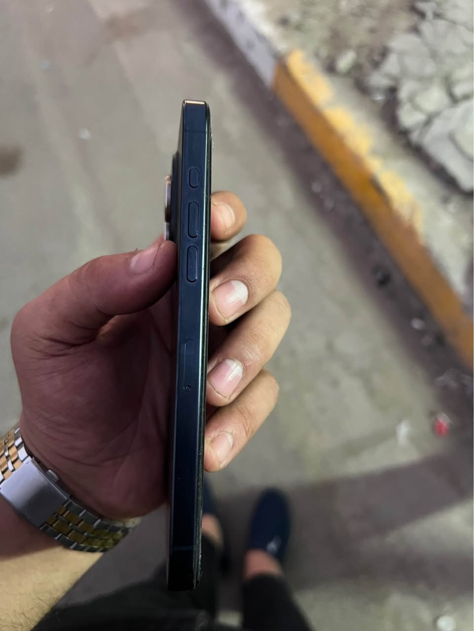 ايفون 15برو ماكس 
للبيع او مراوس مع اس24 الترا 
ذاكره 256
بطاريه 82
مبدل شاشه اصليه تفصيخ وشاشه القديمه موجوده 
 الرقم /*********** بغداد, العراق
