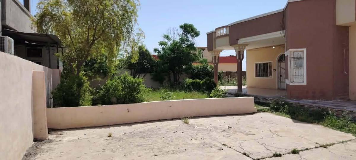 السلام عليكم دار سكني للبيع العنوان القيارة قرية النورات مقابيل بانزيخانة الطابور المساحة ٦٠٠ متر والبناء ٢٠٠ متر عدد الغرف ٣ كل غرفة قياس الغرف ٥ * ٤ مع استقبال ٨*٤ هول استقبال ٥ * ٤ مع مطبخ ٥ * ٤ صحيات خارجي   كافة الخدمات موجوده الرقم للاتصال ***********
