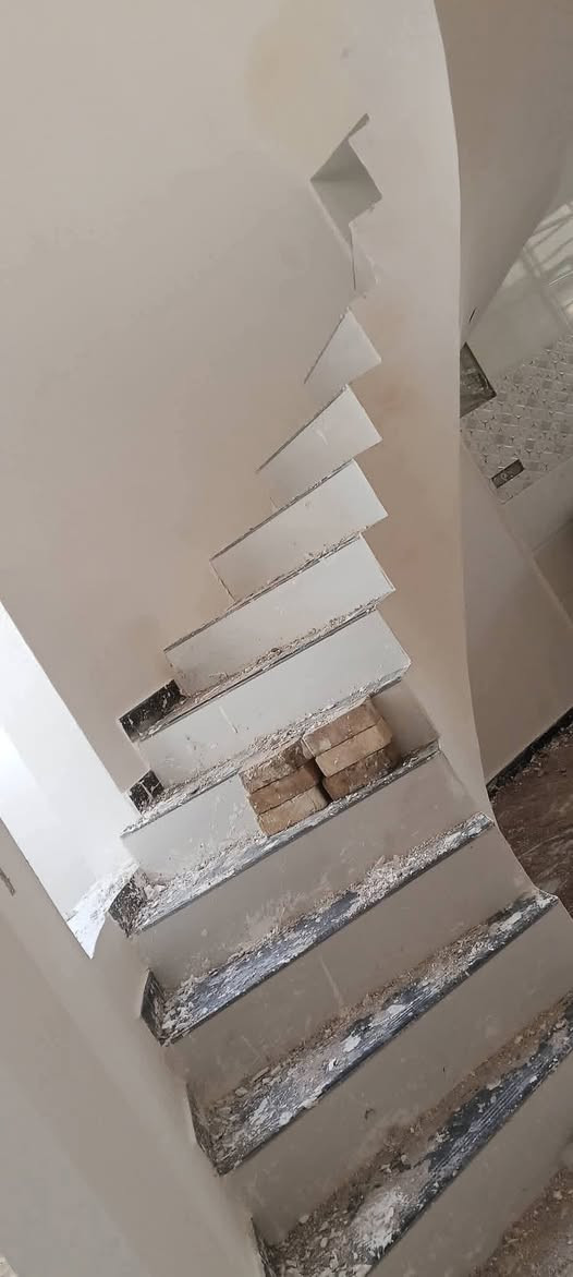 مشتمل مساحته 100م في الخاجيه الجرحى طابق واحد متكون من غرفه وهول واستقبال ومطبخ وصحيات داخليه وخارجيه بناء حديث مطلوب مبادره    . بقية التفاصيل ***********
