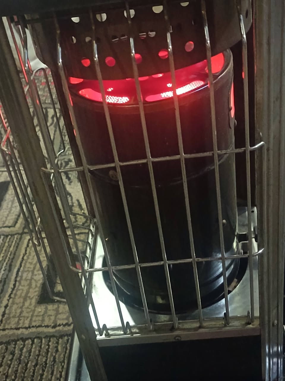 اسلام عليكم صوبة نفطية كورية انتيكة اصلية نضيفة كلش شرط غاز مابيهة سعرهة 150 وبيهة مجال قليل العنوان بغداد ***********
