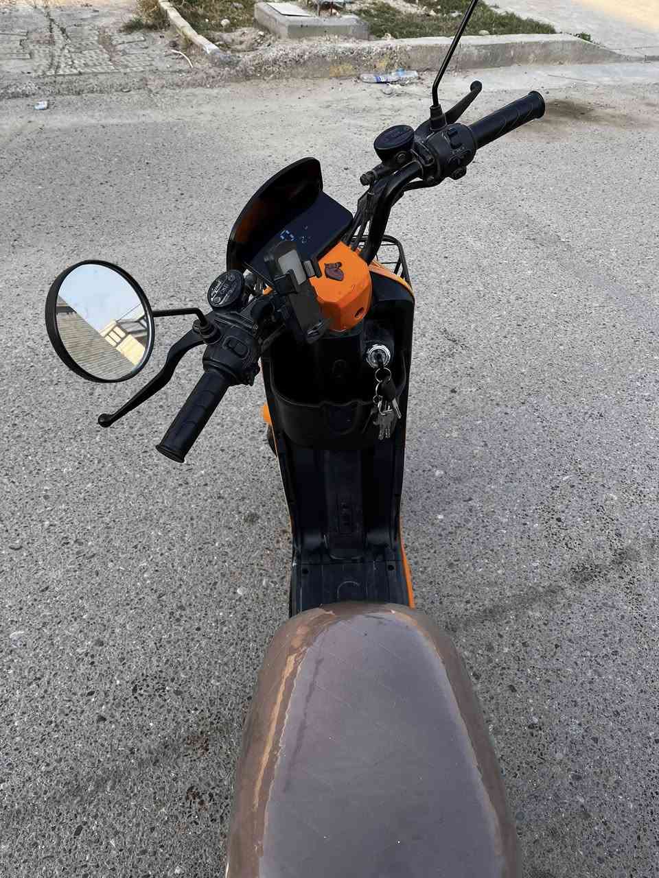 السلام عليكم 
دراجه ريان R10 للبيع 
تشغيل بصمه و سويج 
بطاريات نضيفه   🔋 
دراجه كامله بس الكشر شويه تعبان 
العنوان : المحمودية حي البتول 
الرقم :***********
السعر :345  وبيهة مجال 🪬
