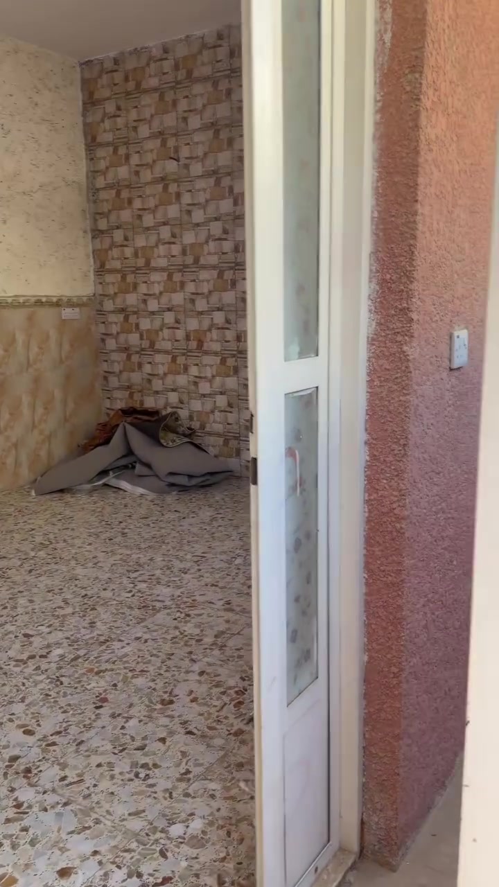 للأيجار 65 طابق واحد مدخلين غرفة نوم وصالةومطبخ وحمام وتواليت ومناور2 وسطح بداية منطقة الطي شارع الصافي الفرع الخامس السعر 400 ألف قفل قفل قفل ***********
