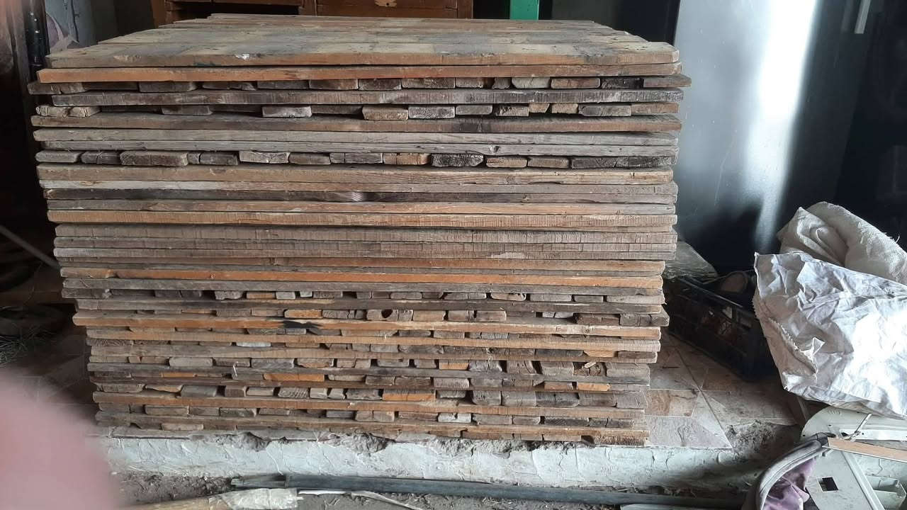 مكعب خشب سكيبات اسباني جاهز مفلش الطول متر ومتر وعشرين سنتم أغلب خشب المكعب جيد المكان البورصه شارع البيبسي موبايل
***********
