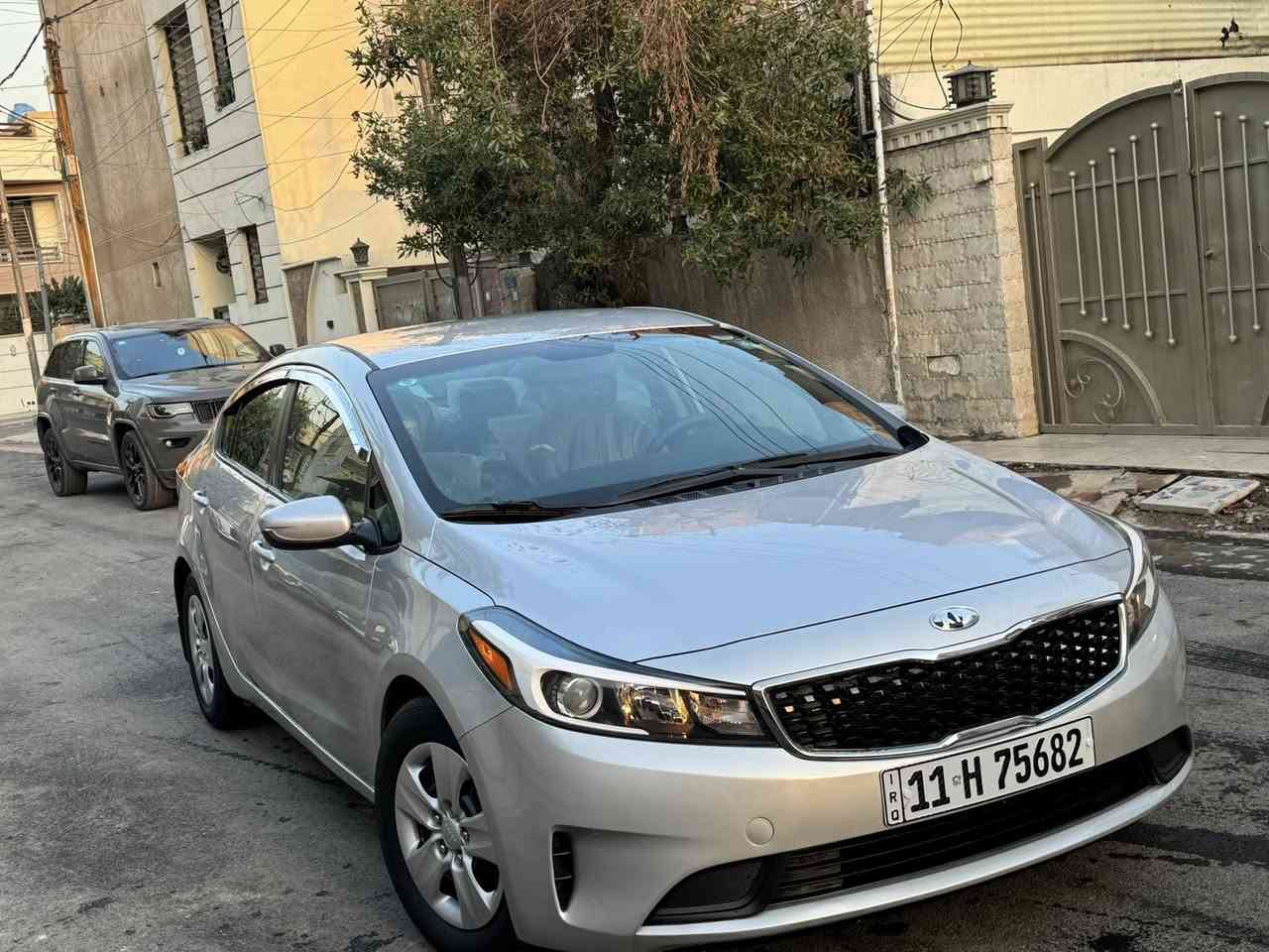 كيا فورتي 2017
حادثهة طخة بالبابين جهة اليمين بدون اي دواخل بجم كبس وهي السيارة كلهة بوضع الشركة
ماشية 61,000 جديدة جداً
محرك 2000 دوش
رقم بغداد الجديد باسمي
تحويل مباشر
مواصفات اعتيادية 
كير محرك تبريد صدر تايرات كلة مكفول برغي مابيهة نقص
السعر 125
مكانهة بغداد حي الاعلام 
***********
