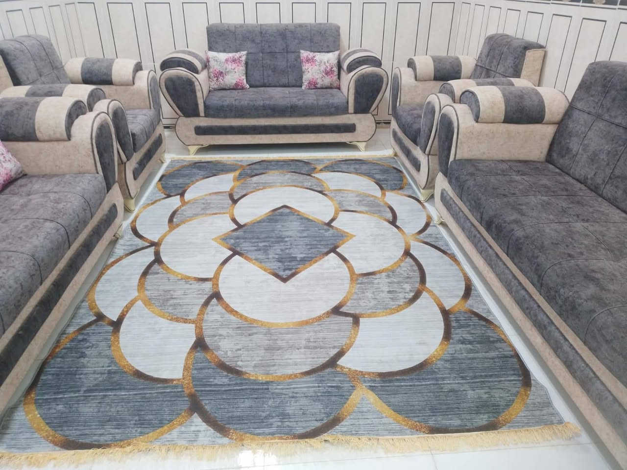 بيت للبيع قرب الحسينية حجي جخيور عالرصيف   واجهته( ٥ )امتار المساحة الإجمالية ٣٠٠ متر طولاني يتكون من غرفه صاله مطبخ استقبال بناء بلوك حديث السعر التواصل عن طريق الموبايل (***********) مكلف بالنشر
