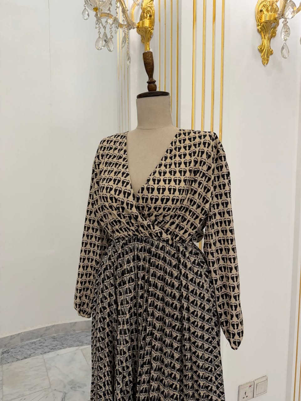 فستان شيفون مبطن
الخامة: شيفون عالي الجودة مع بطانة داخلية ناعمة.
التصميم: أكمام طويلة، خصر مرن، وقصة كلوش منسدلة.
متوفر جميع القياسات من 38 الى 52
للحجز مراسلة الحساب ج


**إذا كنت صاحب هذا الإعلان وتريد حذفه لأي سبب، رجاءا أرسل رسالة إلى الدعم الفني**