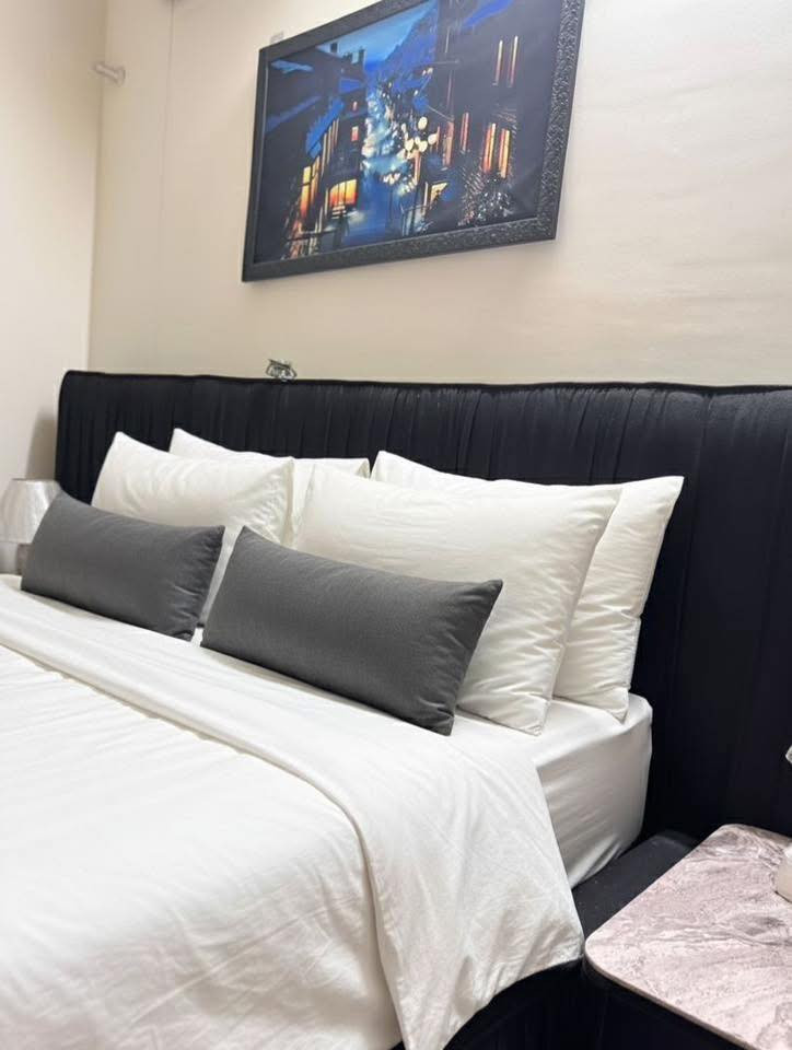 للبيع: (غرفة) ماركة Idol الأصلية – حالة ممتازة ومتانة عالية!
إذا كنت تبحث عن الأناقة والعملية وتعبت من أثاث السوق "الخفيف"، فهذه الفرصة لك.

نحن نعرض للبيع غرفة ماركة Idol المعروفة بجودتها ومتانتها الفائقة. هذاالغرفة ليس مجرد قطعة أثاث، بل هو استثمار طويل الأمد؛ خشب قوي، تصميم عصري، وتفاصيل دقيقة تجعله يتحمل الاستخدام اليومي لسنوات طويلة.

المواصفات:

• الماركة: Idol الأصلية (غنية عن التعريف بمتانتها).

• الحالة: ممتازة، نظيفة جداً، ومستخدمة بعناية.

• التصميم: تقسيمة ذكية وعملية جداً (كما موضح في الصور)، تتضمن أرفف واسعة وأدراج انسيابية.

السرير مخزن قوي جدا ويتحمل اوزان ثقيلة 

• المميزات: خامات قوية جداً، مفصلات أصلية، وتتحمل الأوزان (بعيدة كل البعد عن النوعيات التجارية المتوفرة حالياً في السوق).

السعر وقت الشراء 4 مليون وقت البيع مليون ونص مع مجال بسيط


**إذا كنت صاحب هذا الإعلان وتريد حذفه لأي سبب، رجاءا أرسل رسالة إلى الدعم الفني**