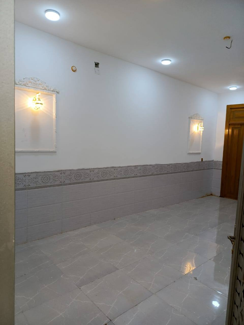 يا الله بيت مساحه ١٥٠ متر لايجار يحتوي على غرفتين نوم وصاله ومطبخ واستقبال وحمام داخل وخارج جميع الخدمات متوفره العنوان نجف لاشرف قرب اسواق تلعفر شارع اصب سعر الايجار ٢٥٠ أشهر الاستفسار ***********
