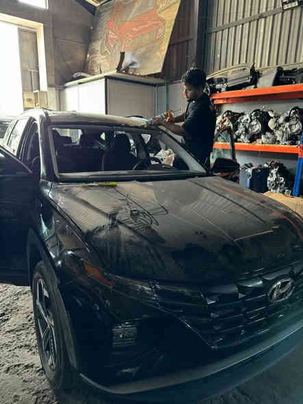 يتوفر لدينا جميع زجاج السيارات الأصلي والتجاري مع ضمان المفتوح للعمل والزجاج ويتوفر لدينا شد موقعي داخل بغداد مجاناً وتوصيل لكافة محافظات العراق 
عنوان محلاتنا بغداد تقاطع الشيخ عبد القادر باتجاه ساحة الطيران 
***********
