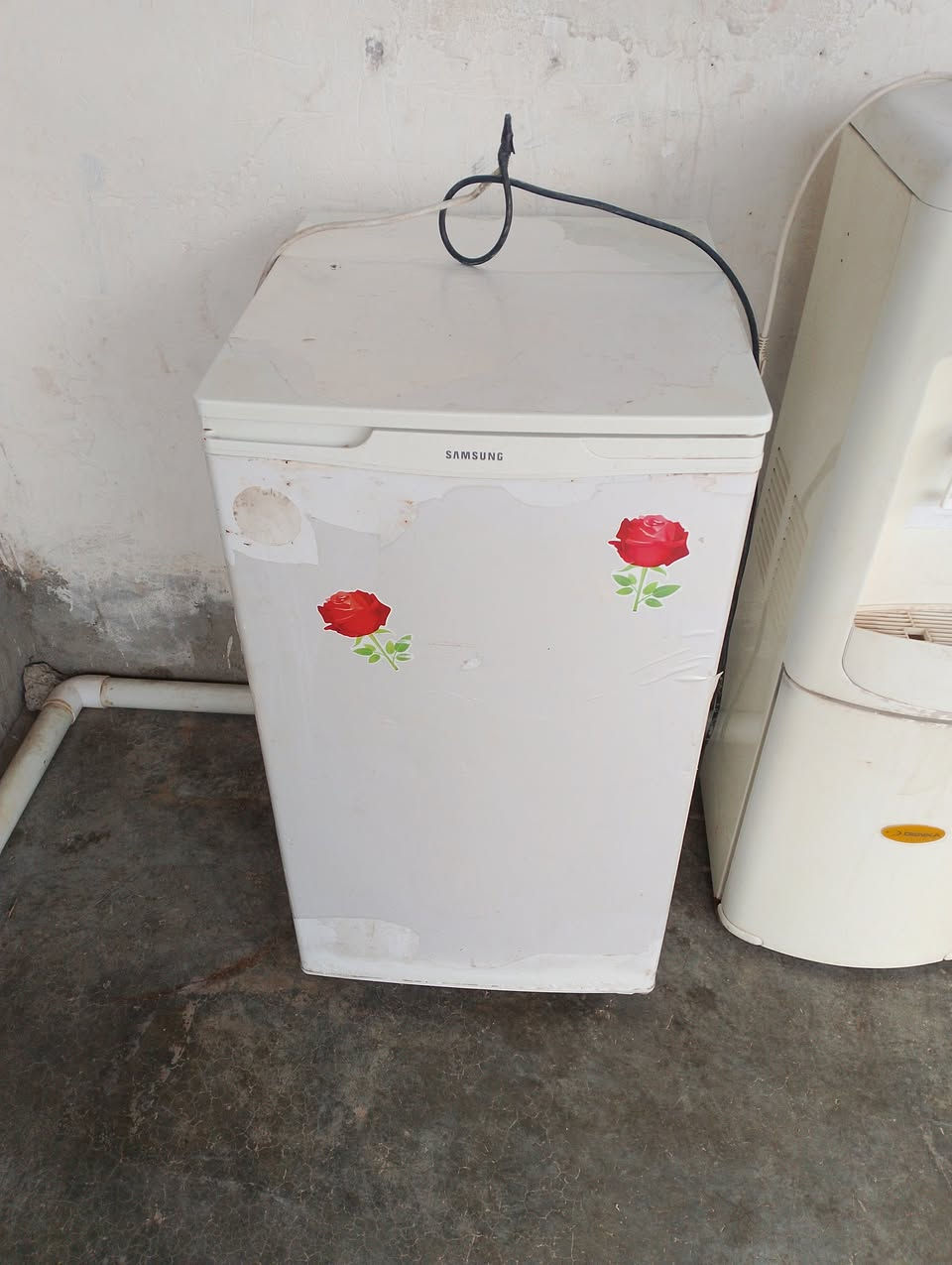 ميز طعام وياه 6 كراسي مابي عيب السعر 45 وبي مجال ثلاجه حجم صغير شغاله السعر 50 وبيه مجال براد شغال كل عيب مابي السعر 25 وبي مجال
سنك مثل ماواضح بالصوره السعر 35 وبي مجال
 رقم المبايل ***********
