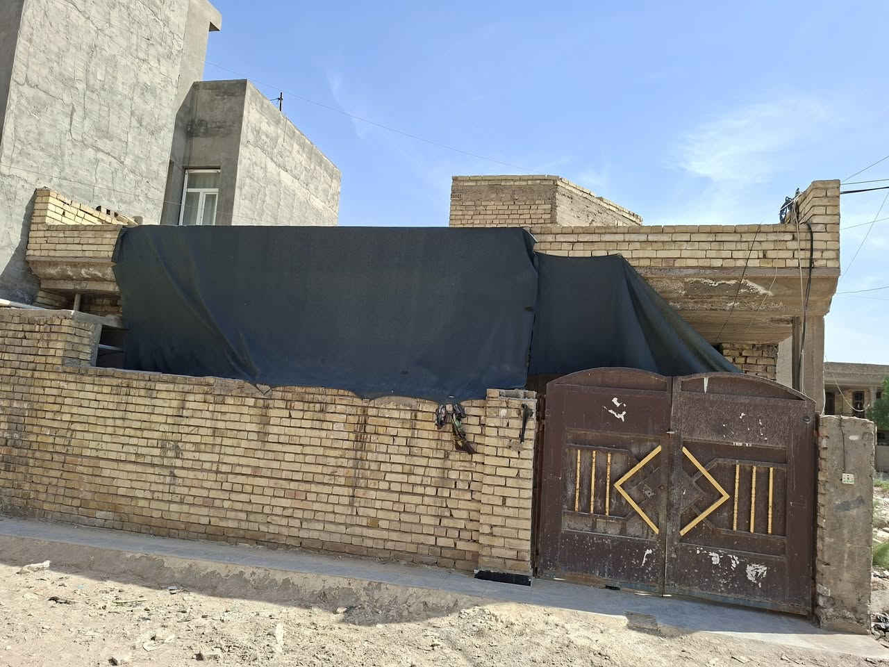 السلام عليكم للايجار ٣٠٠ قفل ١٠٠ متر طابق واحد خلف مطعم حجي حسن مباشرة يبعد عن الشارع العام ٢٠ متر بالزايد للاستفسار ***********
