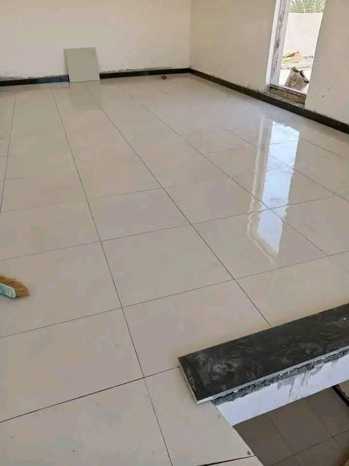 شموخ العراق للمقاولات العامة 🏗️ 
" بناء ، هدم ، ترميم ، أشراف هندسي ، تنفيذ " 

تندر بناء كامل - تسليم مفتاح 🔑.

✨ بالمواصفات التالية : 
1- هدم الدار ورفع الأنقاض وتنظيف الأرض جيداً من الاوساخ والأنقاض .
2- فرش الجلمود والسبيس المفحوص وحدله مع الرشق بحادلة 20 طن . 
3- رش مبيدات الأفات .
4- فرش الأرض بأكملها بنايلون زراعي سميك .
5- تأسيس الحصيرة الاولى والجسور حسب تصميم الخارطة بالشيش ff اوماس ورفعها عن الارض ( سبينسر ) .
6- تأسيس المجاري نوع الامل الشريف 4 انج مع عمل قالب ثابت للمنهولات واغلاقه حتى نهاية العمل وتسليط الانابيب بطرق هندسية .
7- تسليح الأرض بشبكة ثانية من حديد ff اوماس 12 ملم للحصيرة و 16 ملم للجسور الحاملة للجدران حسب عدد الطوابق والتصميم النشائي . 
8- صب الارضية ( رفت ) صب مركزي c35 بأرتفاع لا يقل عن 40 سم مع رش الكلوريدين قبل الصب . 

• ثانياً : الهيكل . 
1- صب بتلو 20 سم من الاسمنت المقاوم .
2- بناء الدار بأرتفاع 3.10 وبطابوق جمهوري ( حجي ابراهيم ) للطابق الارضي قليل من الاملاح مع تثبيت انابيب المرازيب والسبالت والستلايت والانترنت مع البناء . 
3- عمل قالب الطابق الارضي وعمل رباط سقف للطابق الارضي 40 سم وفوق الابواب والشبابيك للطابق الاول 40 سم مع مرد ماء 20*20 .
4- تثبيت انابيب الكهرباء بالسقف فقط .
5- تسليح بشيش ff اوماس بأبعاد 25 سم وعمل جسور مخفية في المساحات الكبيرة .
6- صب السقف صب مركزي C30 .

✨ الكهرباء والماء والاشتايكر : 
1- يتم تأسيس انابيب الماء للدار 3 خطوط ppr امل الشريف او تركي مسلح وتسليك اكثر من خط للنازل مع تأسيس انابيب التقطير للسبالت وتثبيت خلاطات تركي دفن 3 خطوط . 
2- يتم تشطيب الخلاطات والصحيات تركي .
3- يتم تأسيس الكهرباء سيمنس والملحقات اماراتية .
4- لبخ جدران السطح وطلسه وثم تطبيك السطح بمادة الاشتايكر مع وضع عوازل قير + فلين سمك 3 سم من قبل شركة .

• ثالثاً : التشطيب . 
1- يتم وضع فريم مرمر وثم تركيب شبابيك حديد او pvc حسب رغبة صاحب الدار .
2- يتم تركيب الابواب الحديد للخارج و لباب البيتونة و ابواب خشب عراقي بأرتفاع 2.10 للداخل وابواب pvc للخدمات والمناور حسب الرغبة من قبل صاحب الدار وباب الاستقبال قاصة + باب المطبخ 250 دولار .
3- يتم تركيب محجرات حديد . 

✨ السيراميك والبياض والارضية . 
1- يتم تركيب جدران المطبخ سيراميك نوع هندي قياس 30*60 .
2- المناور بالسيراميك هندي 30*60 والمناور وتكون الالوان حسب اختيار صاحب الدار . 
3- يتم تركيب جدران الدار بالحص ( كرمه ) والبورك درزة وبعمل مساطر درجة اولى بعد ان يتم معالجة الطابوق بمواد معالجة ( طرطشة ) .
4- يتم تركيب ارضية الدار كاشي او بورسلاين 60*60 والكراج بالسيراميك المسلح الحامضي . 
5- تركيب ارضية حمامات بورسلاين 40*40 .
6- تركيب جدران حمامات سيراميك هندي .
7- تبيت صاروخيات للحمامات + مطبخ .
8- واجهة طلس مع صبغ + تطعيم بورسلاين .

= للتواصل 👇🏻:
*********** - ***********
