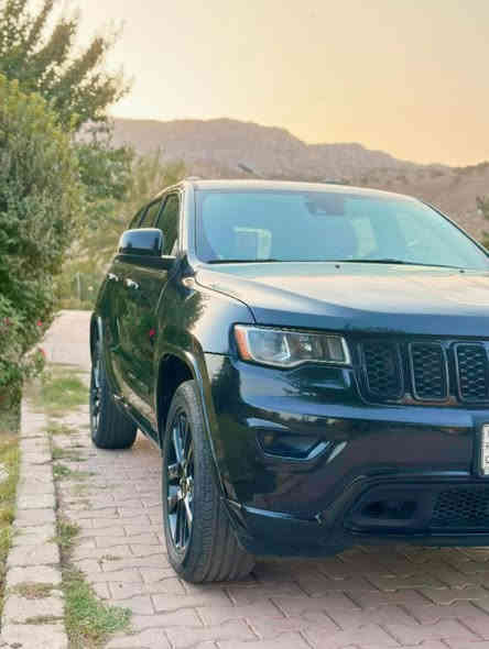 Jeep 2021 
بلاك توب فول الفول 
حادث خفيف بدون اي دواخل مفتوحات  🪛🛠️🔩 

سعة المحرك 3600 ستة سلندر لون اسود 
مكان السيارة بغداد شارع فلسطين للستفسار   

***********

المواصفات⤵️
دفع رباعي 4+4 
⭕️كشن السائق كهرباء
⭕️ كشنات تدفة وتبريد 
⭕️ستيرن تدفة 
⭕️رادار ب البجم 
⭕️رادار ب المري 
⭕️حساسات امامي 
⭕️حساسات خلفي 
⭕️لايت زنون عدستين 
⭕️فتحة بالسقف 
⭕️صندوق كهرباء 
⭕️نضام منحدرات 
⭕️ماوس +اربع وضعيات قيادة 
⭕️شاشة كار بلي 
⭕️كامرة خلفية دوارة 
⭕️مقاعد كنتاره 
⭕️محدد سرعة 
⭕️تشغيل عن بعد 
⭕️ اتو هولد 
⭕️تحديد مسار 
⭕️ سياقة  ذاتية 
⭕️نضام eco لتقيل صرف البانزين 
⭕️اصطفاف الى اوتو بارك 
⭕️تحذير الخروح عن المسار 
⭕️نضام بريك اوتوماتيك توقف ذاتي عند الرجع للخلف 
⭕️تحكم استيرن ب الكامل 
⭕️تبريد قطعتين 
⭕️تدفة ب المري

⭕️ السعر 282$
