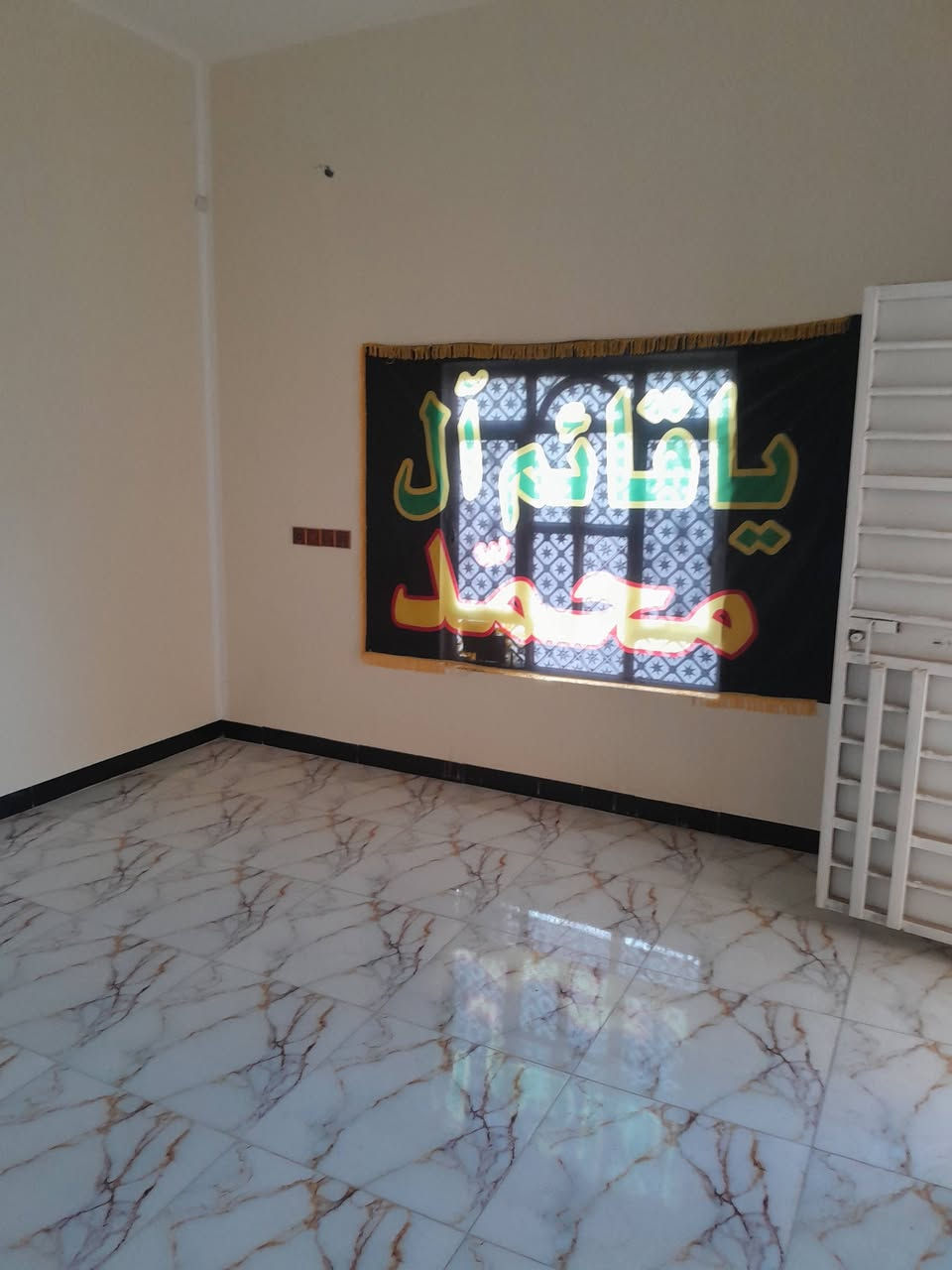 مكلف بلنشر بيت زراعي ركن للبيع مساحه 125غرفتين وصاله ومطبخ وصحيات وستقبال وطارمه جبيره بناء جديد بشارع مول الكوخ قرب أسواق الشيرازي البيت فارغ حاليآ السعر والتفاصيل خاص أو واتساب رجاء ***********
