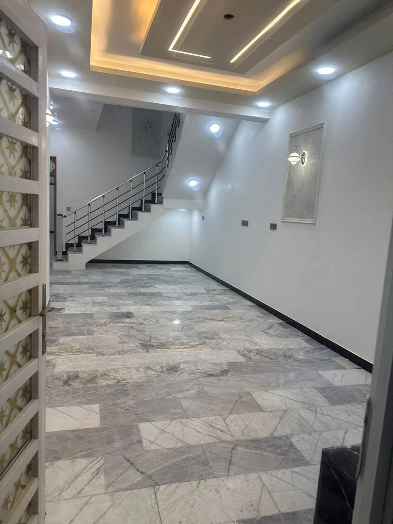 دار للبيع في حي الوفاه مساحه ١٠٠متر ثلاث غرف نوم ٢صاله والاستقبال ومطبخ صحيات جديد غير مسكون مكان مميز جدا صب كونكريت بناه درجه اولى هندسي منطقه 38
***********
