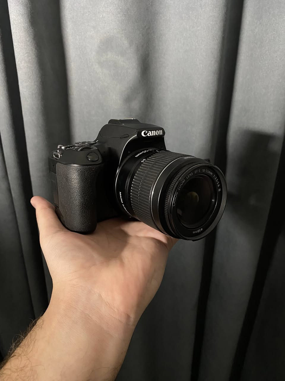 للبيع كامرا كانون 250D شاشة لمس قلاب 4K تصوير +wifi+ بلوتوث نضافه موضحة بصور
ملحقات 
عدسه 18-55
شاحنه
بطاريه 
السعر 600 الف وبي مجال 
مكان بغداد البنوك 
لايوجد توصيل


**إذا كنت صاحب هذا الإعلان وتريد حذفه لأي سبب، رجاءا أرسل رسالة إلى الدعم الفني**