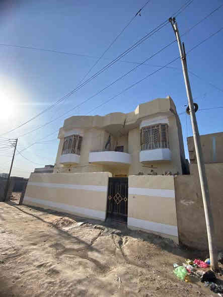 السلام عليكم ورحمة الله وبركاته اخواني الكرام يتوفر لدينا منزل طابقين+قطعة أرض 
نوع الطابو: طابو زراعي 
المساحة :مساحة المنزل (230متر+175متر مساحة القطعة)
يتكون من (5غرف منام+صيحات+مطبخ+ديوان )
المكان : البصرة أبي الخصيب عويسيان شارع القصور 
للتواصل واتساب : ***********
