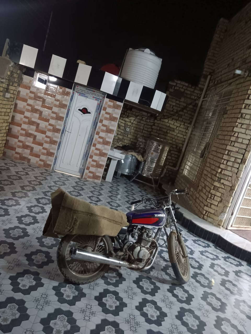 الدار للبيع طابو زراعي سند 25
 الموقع المدحتيه الحمزه الغربي شارع عامر المنصوري
 عرض الشارع 14متر عالتبليط مباشر
مساحته 400 متر 
 يحتوي  على غرفتين كل غرفه  5 في 4
 والمطبخ 5في 4
 واستقبال 8 ونص في 4 و20 سم 
الصاله  8 في 4 و20 سم 
السطح شتايكر
السكف عكاده 
السعر 145وبي مجال
 للاستفسار الاتصال على الرقم ***********
