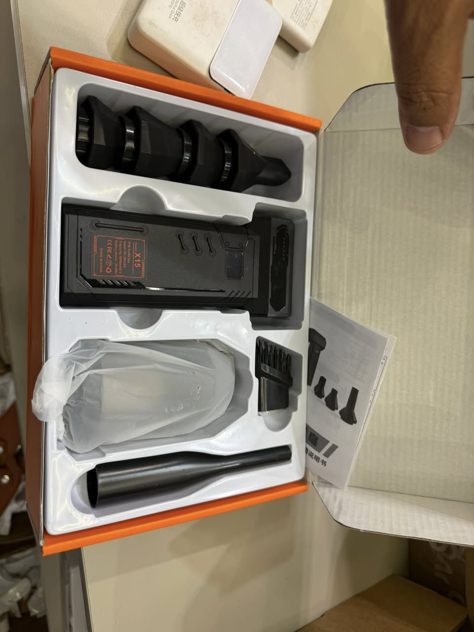 يبدو أن هذا عبارة عن "مروحة توربو" / تفريغ منفضة هواء محمولة عالية السرعة عامة تحمل علامة TURBO FAN X15 PRO (13000 دورة في الدقيقة). يعرض الصندوق مرفقات فوهة متعددة لنفخ الغبار وتفريغه من الإلكترونيات والسيارات ولوحات المفاتيح وما إلى ذلك.

من المنتجات المماثلة عبر الإنترنت، عادة ما تتضمن هذه الأجهزة:

● محرك بدون فرش

● بطارية قابلة لإعادة الشحن (USB-C)

● أوضاع متعددة السرعة

● وظيفة ضربة + شفط

● مرفقات للمساحات الضيقة والفرش

يتطابق تصميم التغليف وتخطيط المرفق بشكل وثيق مع العديد من منتجات "منفاخ توربو 130،000 دورة في الدقيقة" التي تباع عبر الإنترنت.

الاستخدامات الشائعة:

● تنظيف لوحات مفاتيح الكمبيوتر الشخصي وحالات الكمبيوتر

● إزالة الغبار الداخلي للسيارة

● تنظيف الكاميرا/الإلكترونيات

● تضخيم العناصر الصغيرة

● كنس الحطام الخفيف

توصیل موجود


**إذا كنت صاحب هذا الإعلان وتريد حذفه لأي سبب، رجاءا أرسل رسالة إلى الدعم الفني**