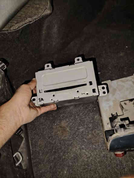 سلام عليكم مسجل كمارو للبيع شغال شديت بداله شاشه وريد ابيعه  سعره ١٠٠ بغداد الي يحب يجي خاص او يتصل ***********
