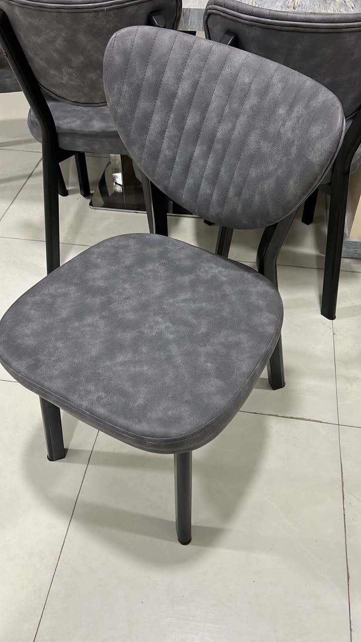 كراسي عدد 30 من كل لون يعني 60 كرسي الواحد اخذته ب60$ جديدات واريد ابيعهن الواحد ب40 الف قفل ***********
