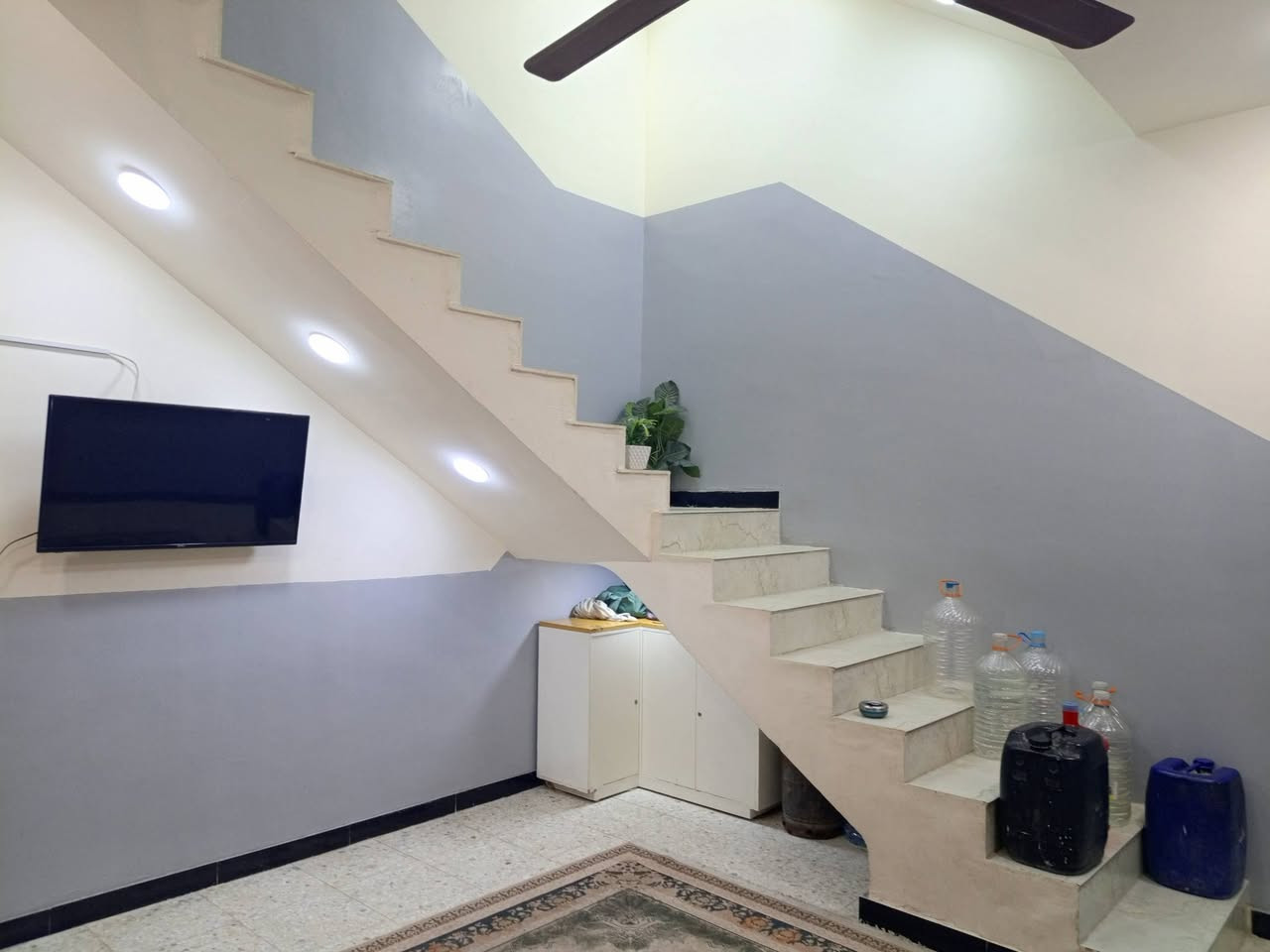 السلام عليكم ورحمة الله وبركاته 

دار البيع 100 5×20

البيت طابقين والثالث البيتونه وسطحين 

طابق الاول الغرفه وصاله وستقبال وصحيات ومطبخ حار بترك 

الطابق الثاني قرف 2نوم مع حمام 

الطابق الثالث البيتونه وسطحين مطبگ شتايكر 

البيت بناء درجه والى طابوق وصب مسلح 

نضام كهرباء بوري دفن نضام ماء درجه اولى 

سالي 4 شهر من حولت ابي 

منضومه كامرات دفن مع 6 كامرات مع 4 خزانات ماء مع كيزرات 2 مع ماطور ماء 

العنوان العبيدي الرئاسة شارع 20 بنهايته مربع السده 
 
محله 769

خدمات ماء كهرباء سحب المجاري نزلة الاليات جهد الخدمي 

سعر البيت 110 وقابل التفاوض 

امانه الله ورسوله البناء كله درجه اولى رفت 50 وفوگاء بتلو 

11 دبل طابوق تجي وشوف ابعينك مطبك كاشي من البتونه لحد باب الشارع سيراميك حمامات وترك وصاله جوه والفوق 

البيت جاهز من كلشي عوزه فقط محجر 

شبابيك درجه اولى كله جنل 

اي ستفسار تصل ***********
