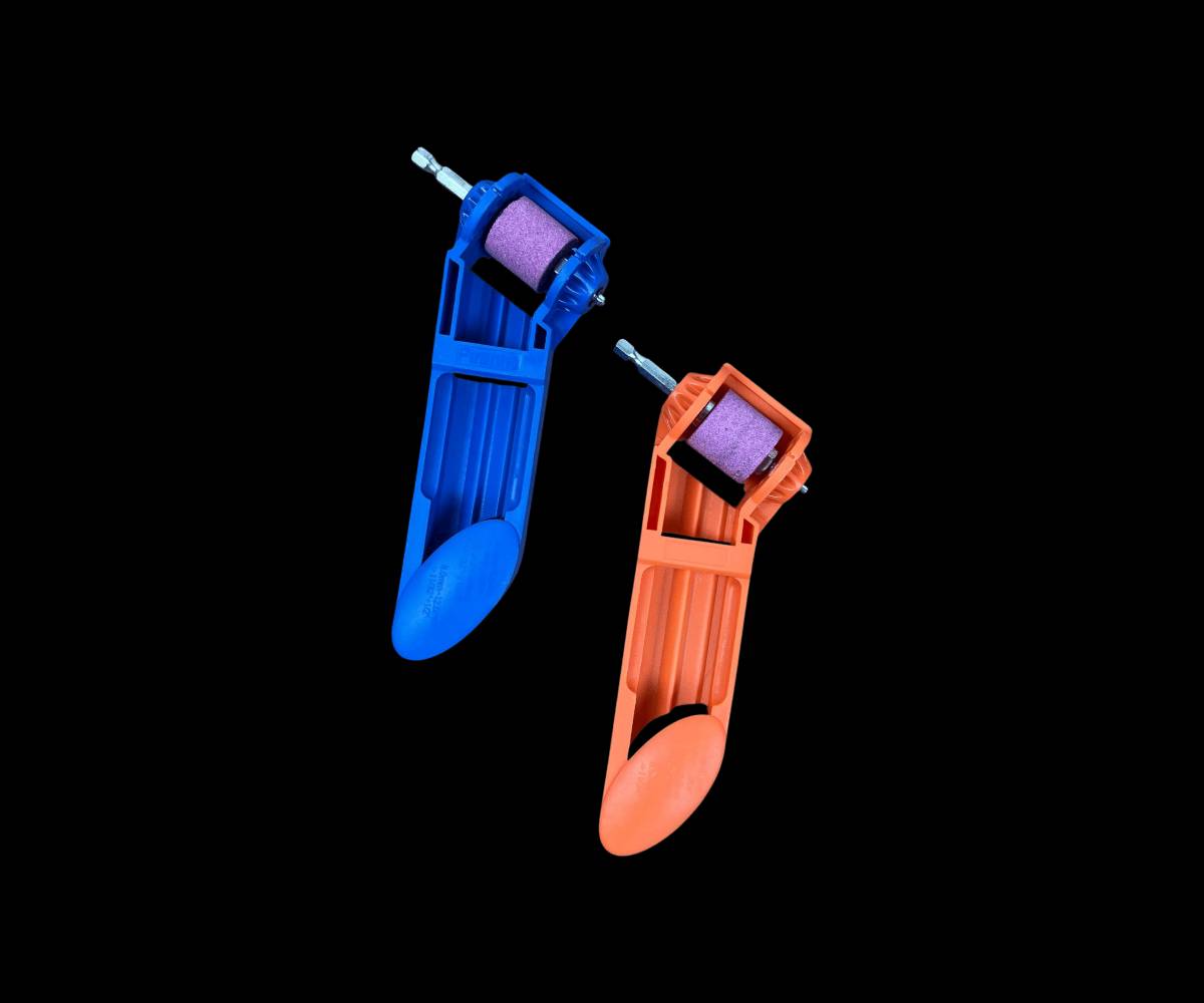 🔧💥 خلّي ريش الحفر ترجع جديدة بثواني!

مبراة ريش الحفر المحمولة هي أداةك الذكية لشحذ الريش المعدنية بكل سهولة ودقة 👌

كل اللي تحتاجه فقط تركبها على المثقاب، وشغّلها — ترجع الريشة حادّة كأنها جديدة 🔩✨

مصنوعة من حجر سنّ قوي يتحمل الحرارة والاستخدام المتكرر، مع تصميم موجه يضمن توازن مثالي أثناء الشحذ.

خفيفة، عملية، وتشتغل مع أغلب أحجام الريش من 2 إلى 12.5 مم.

القطعة الصغيرة اللي توفر عليك وقت، مجهود، وفلوس شراء ريش جديدة كل فترة! 🔁

🧰 متوفرة بلونين (أزرق  برتقالي) – يرسلان حسب المتوفر.