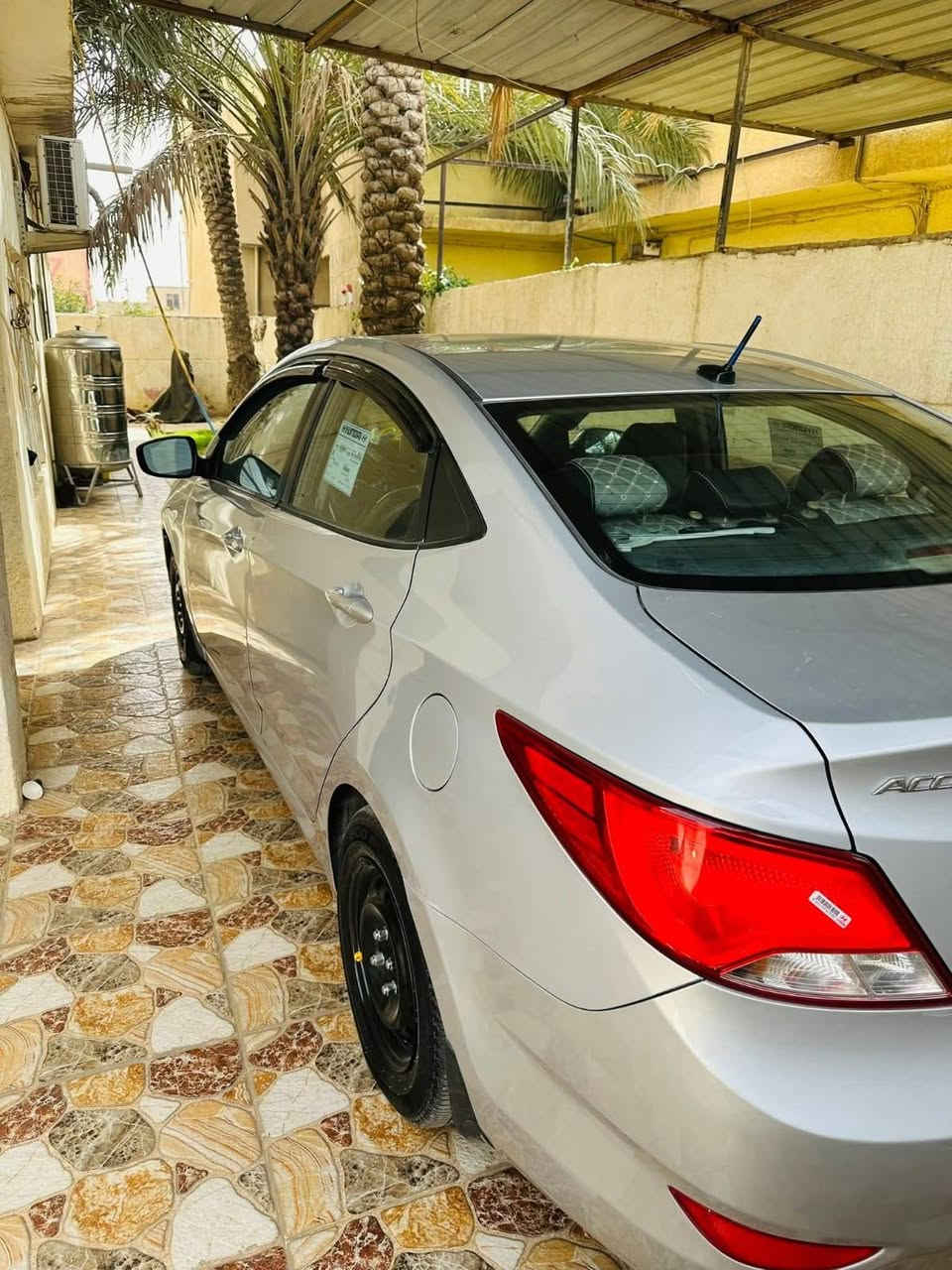 السلام عليكم رمضان كريم
اكسنت 2017 وارد امريكي 
رقم بغداد انكليزي بغداد سنويه جديده مشروع وطني شرط التحويل باسمي
محرك 1600 وكير اي تي المرغوب 
محرك وكير مكفولات ع وضع الشركه 
تبريد تدفئه كله شغال
لايت زنون 
نضام ايكو 
مانع انزلاق  
ماشيه 83 الف 
صدر امامي خلفي جديد 
داخله كلش نضيف 
داخل مغلف جلد كشنات وارضيه 
سياره كلش حلوه ونضيفه وعليها ادامه كامله كلشي متصرف عليه 
ترايها كلش حلو وناعم 
ضررها جامرلغ امامي بيها 5 قطع صبغ اثر شخوط بدون معجون فقط رش 
وصبغتهن فرن درجه اولى سياره بالواقع احلا من الصور 
السعر ٩٥وبيها مجال للطيبين
العنوان ديالى بعقوبه
***********
