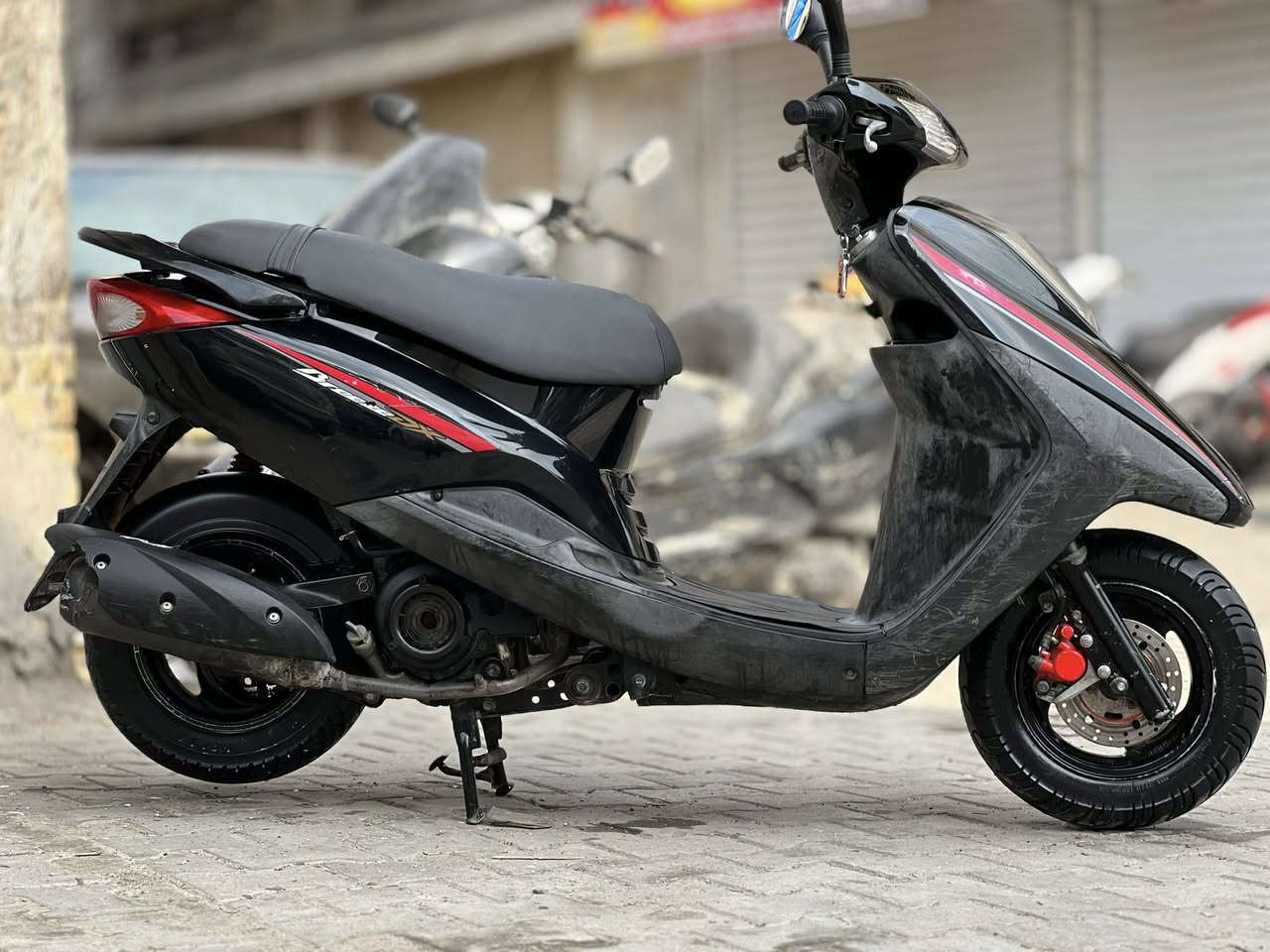 سلام عليكم بريز لايت جوة دراجة رمبة رمبة رمبة جديدة بمعنى لكلمة كفرات ومكينة وسوادات كلهن بلاديات 
فحل ماشية 32 الف حقيقي 
دراجة كلشي بيها شغاال ومابيها اي عطل او عيب 
وبلحقيقة بعد احلى بهوااي 
اوراق كاملة 
وجيب وياك مليوووون فيتر وتعال افحص 
سعرر 950 الف دينار 
مكاني بغداد 
للاستفسار 
*********** 
اتصال فقط
