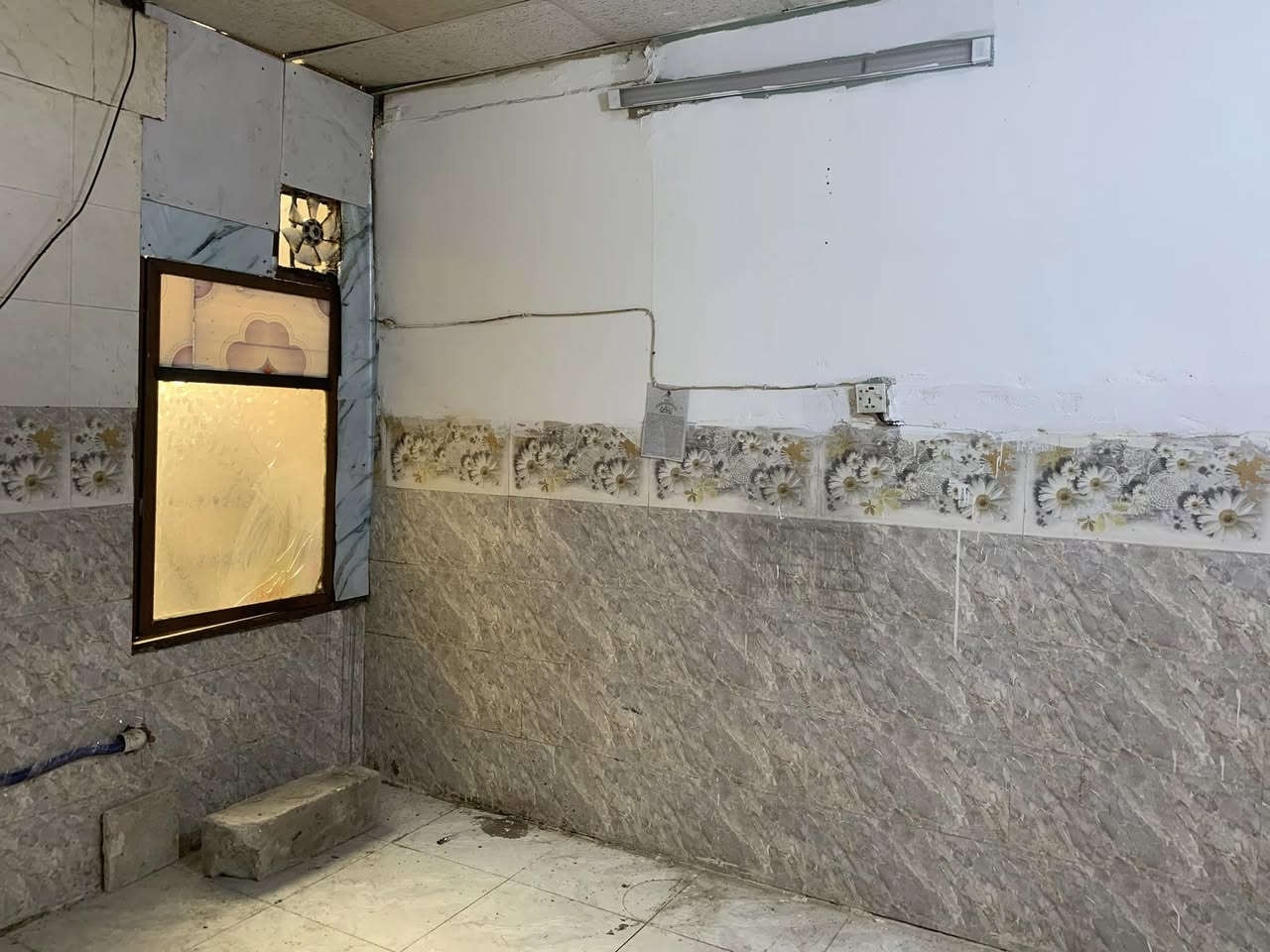 شقة للايجار طابق الاول تتكون من غرفة وصالة ومطبخ وحمام معزوله درج وماء وكهرباء وحدّها مساحتها 90 متر بالدولعي قرب مدرسة ابن الجوزي الاتصال على رقم ***********
