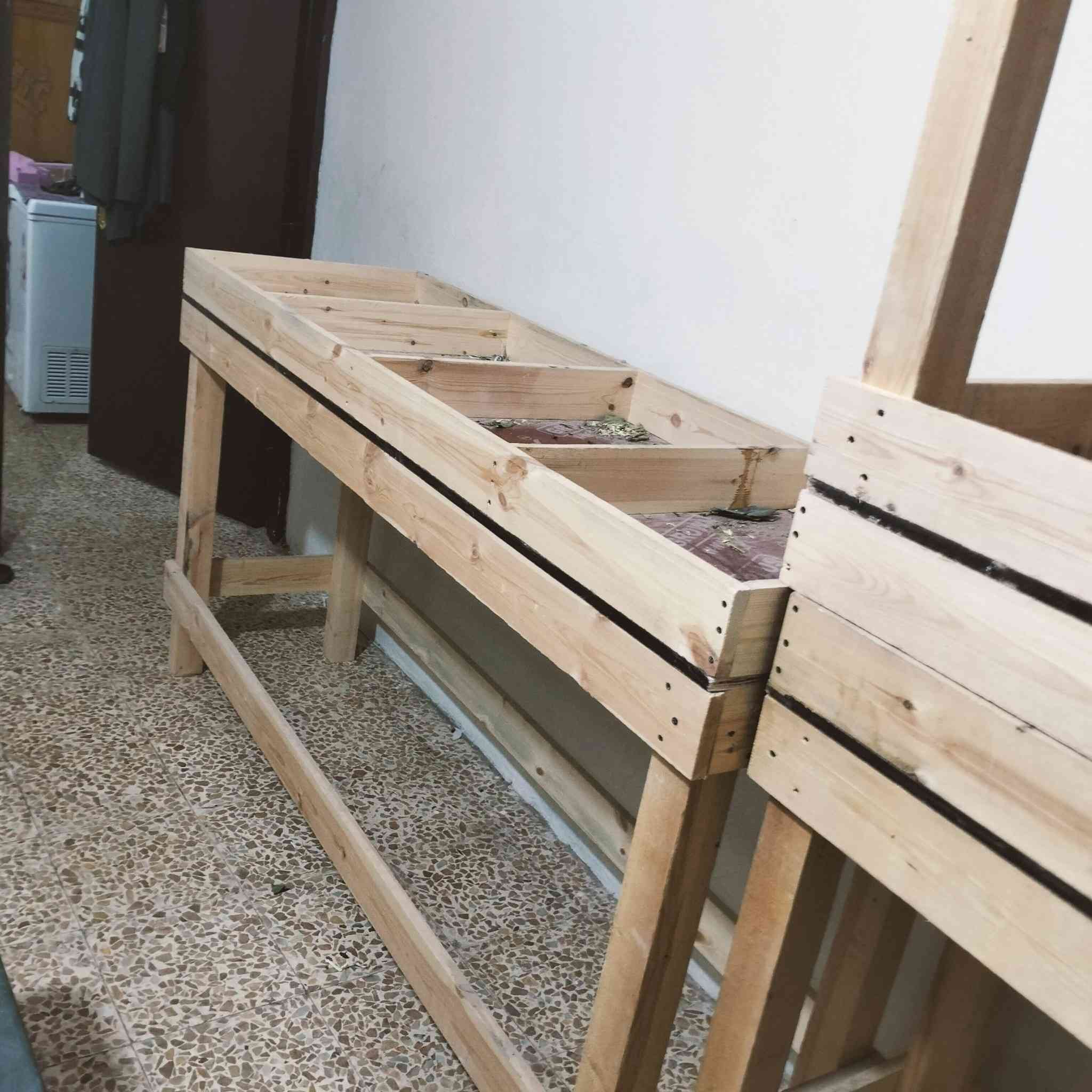 ميز عدد 3 ورف كبير 1للبيع و ميزان 15 كيلو نظيف للبيع الاتصال ع ***********
