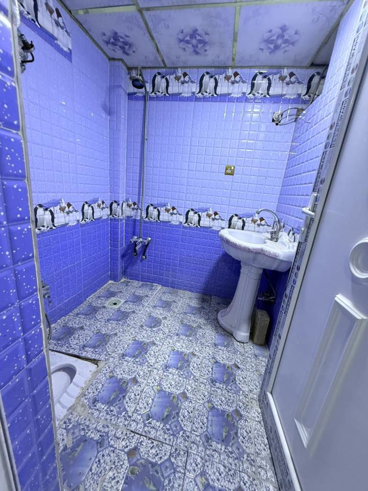 السلام عليكم شقه في حي العباس شارع السيده نرجس عامود 12 عن شارع بغداد 600 متر تبليط مجاري جهازه سخان ماطور ماء خط مولده طابقين 
تتكون من حمام تواليت عدد 2 شرقي غربي كاونتر مطبخ صغير غرفتين نوع صاله وسطح اجاره 325 بيه مجال قليل من تأييدمختار قبل السكن اي لستفسار مراجعه الصفحه او الاتصال على الرقم *********** @إشارة
