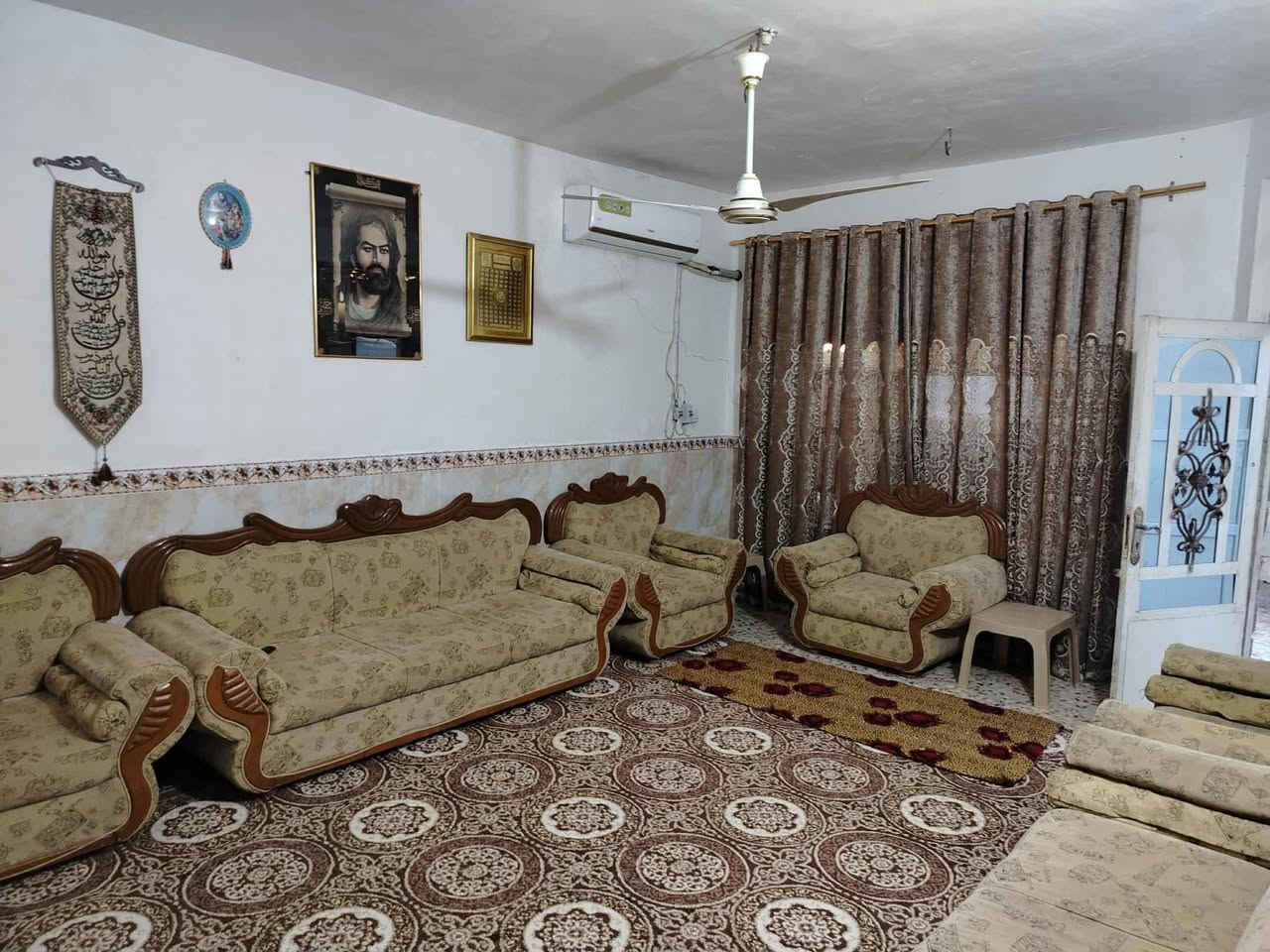 🏠 دار سكنية للبيع - موقع متميز وخدمات كاملة 🏠
​ دار سكنية في منطقة المهندسين الرابعة،
​📍 العنوان بالتفصيل:
​بابل - المهندسين الرابعة - بزل الحي العسكري (مقابيل مخبز مهند).
​📋 مواصفات العقار:
​المساحة: 100 متر مربع.
​جنس العقار: طابو زراعي (25)
​التفاصيل الداخلية:
​غرفة نوم.
​استقبال واسعة.
​مطبخ.
​كلدور (موزع).
​مجمع صحيات (داخلي + خارجي).
​الخدمات: المنطقة مخدومة بالكامل (تبليط + مجاري).
​💰 السعر:
​40 مليون  (علماً أن السعر قابل للتفاوض البسيط للجادين فقط).
​📞 للمعلومات والاستفسار:
​يرجى الاتصال مباشرة على الرقم التالي
***********
