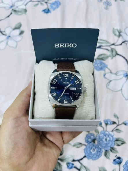 � للبيع 🔥 قطعه اخيره ساعة  Seiko Recraft أوتوماتيك أصلية!

✨ تصميم أنيق يجمع بين الكلاسيك والعصرية، بلون أزرق لامع يخطف الأنظار، مع حزام جلد طبيعي بني فاخر.
💫 تعمل أوتوماتيك بدون بطارية – جودة عالية وأداء ثابت من Seiko اليابانية.

📋 المواصفات:

 • ⏱️ الماركة: Seiko
 • ⚙️ النظام: أوتوماتيك
 • 🎨 اللون: مينا أزرق لامع
 • قطر الساعه : ٤٣
 • 🪶 الحزام: جلد طبيعي بني
 • 🧱 الهيكل: ستانلس ستيل

💰 السعر: 300,000 دينار عراقي فقط 🔥

📩 للتواصل: عبر الخاص أو واتس اب
***********
