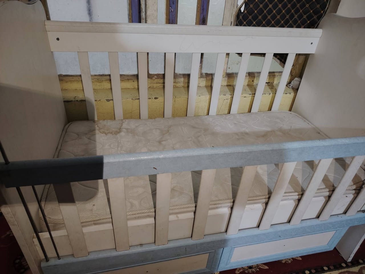 سرير للبيع للستفسار خاص او الاتصال على الرقم ***********
