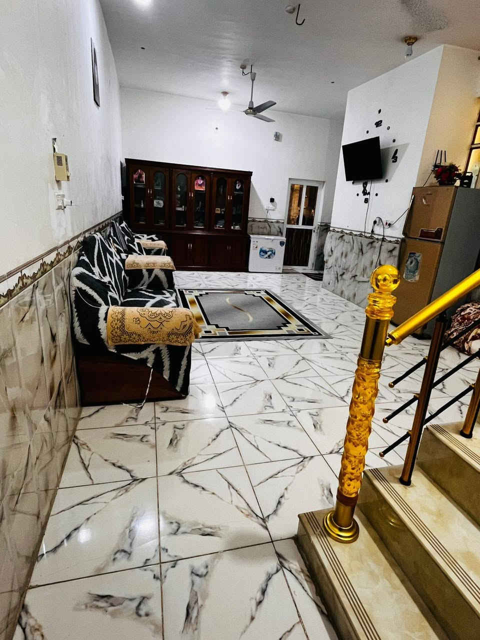 السلام عليكم
بيت طابو صرف للبيع مساحة ١٢٥م ب٣٦ مقابل كراج المرور 🚇
ط١ غرفة وصالة ومطبخ وبراني وصحيات داخليه وخارجيه 
ط٢ غرفتين وصالة وصحيات بناء سنه ٢٠١٩ 
السعر 130 قابل للتفاوض 
***********
