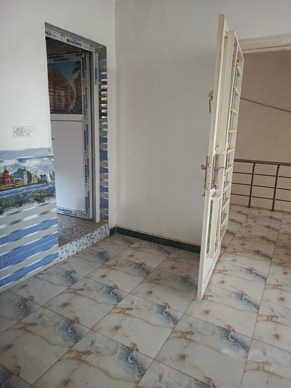 شقة بناء حديث للايجار المساحة 100م تحتوي على غرفه نوم ومطبخ وصحيات وكليدور تقع على  الشارع مباشرتا شارع 80 المؤدي الى النجف قرب حلويات قصر الشام للاتصال بالرقم ***********
