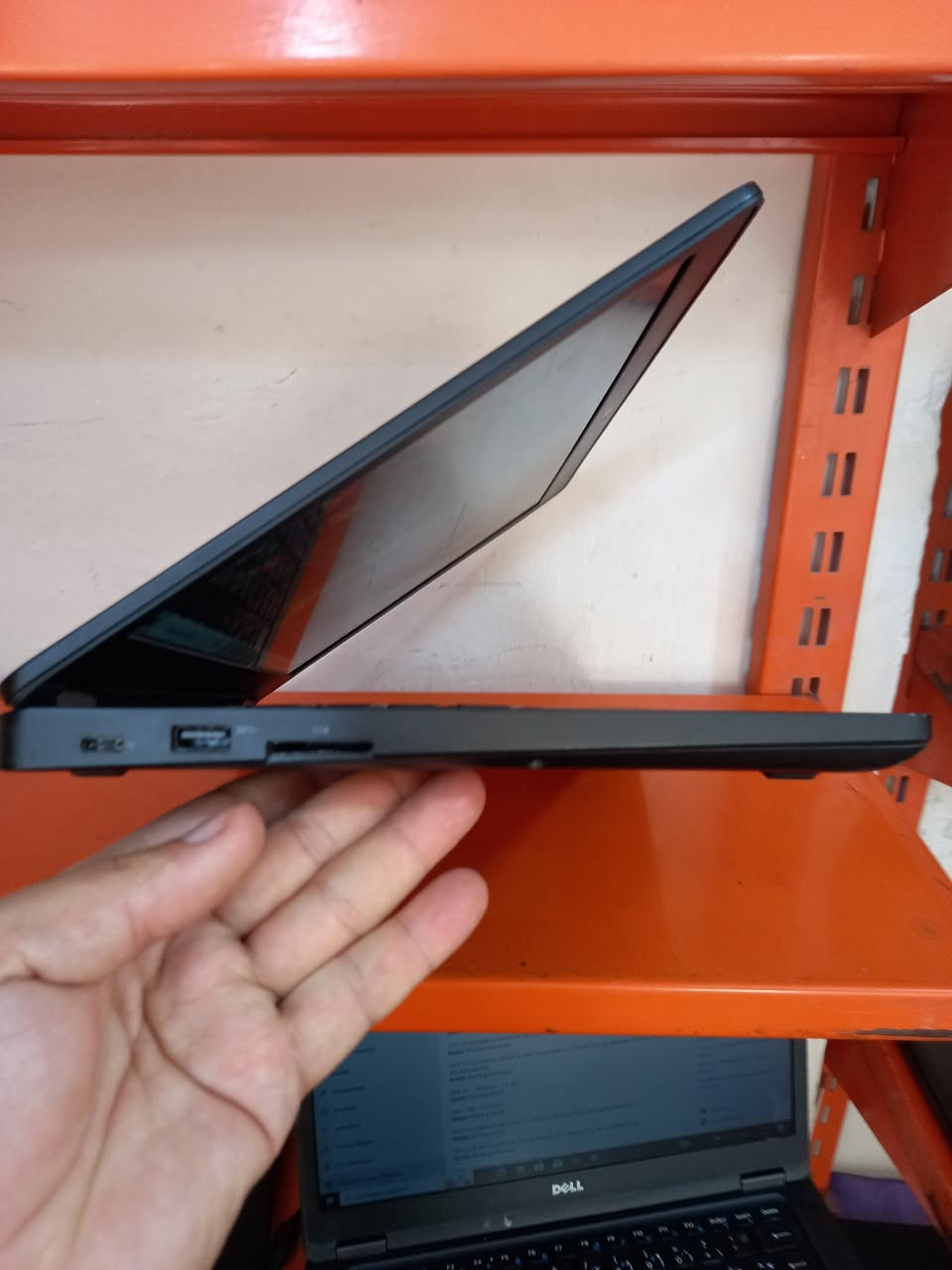 لابتوب دل dell 5490
المعالج كور اي 7 الجيل 8
الهارد    256 ssd 
الرام 8.  ddr4 
كارت الشاشة  4  شير 
حجم الشاشة  14 
الشاحنة اصلية 
يحتوي على منفذ تايب سي للشحن او نقل البيانات
نظام التشغيل ويندوز 10 عربي انكليزي 
الملحقات شاحنة وجنطة 
السعر  250
***********
***********
يوجد توصيل

متوفر 
تتوفر مجموعة لابتوبات بأسعار مناسبة ومواصفات مختلفة
