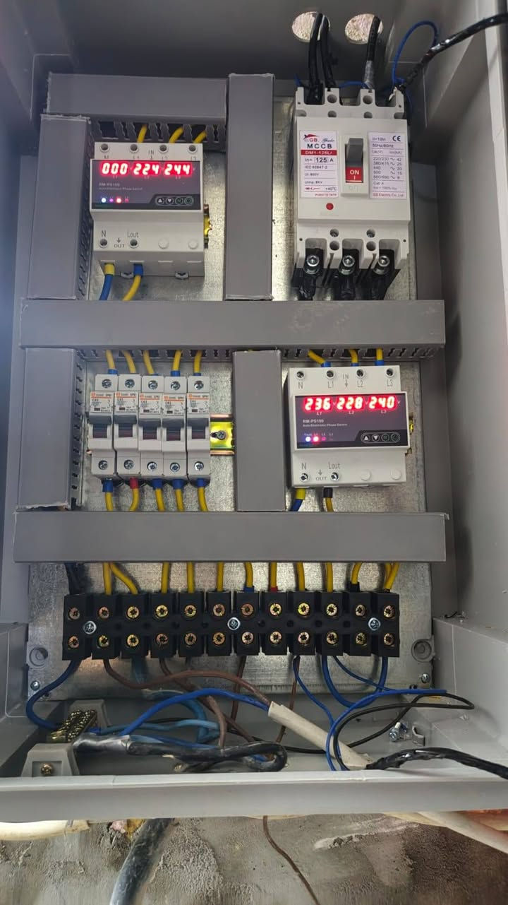 سلام عليكم من بغداد فني تأسيسات كهربائيه نصب سبالت مع كادر عمل وتوفر وسيله نقل *********** واتساب
