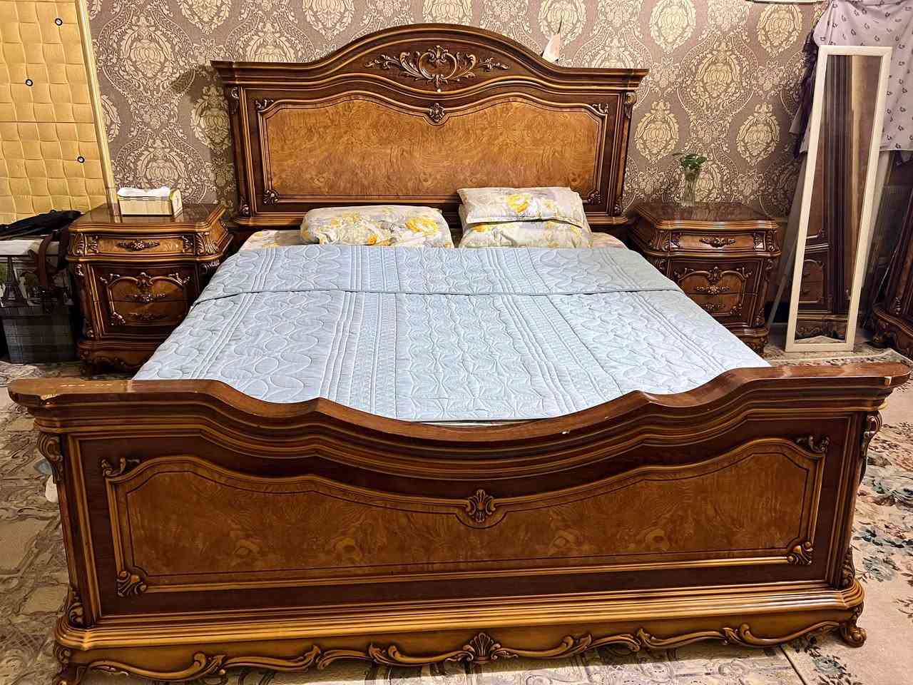 غرفه كامله للبيع جديده مابيها اي خلل من المجرات والأبواب المراسله ع الواتس ب ***********
