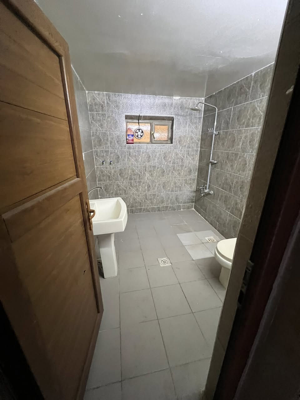 للايجار في السيدية بيت مساحته100م مدخلين
يحتوي ع كراج وصالة ومطبخ وغرفتين نوم وخدمات عدد 2  

موقع مربع شاكر العبود 

ايجاره 900 الف 

للاستفسار ***********
