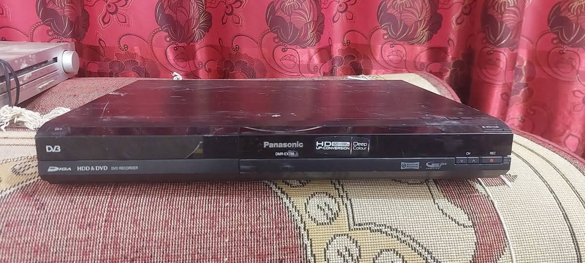 جهاز دي في دي 
هذا الجهاز هو Panasonic DMR-EX768، وهو مسجل DVD مع قرص صلب مدمج. 
سعة التخزين: يحتوي على قرص صلب (HDD) بسعة 160 جيجابايت لتسجيل البرامج التلفزيونية والأفلام. 
دقة الفيديو: يدعم رفع دقة الفيديو (Up-conversion) إلى 1080p عبر منفذ HDMI لعرض صورة عالية الوضوح. 
تقنية الألوان: يدعم تقنية Deep Colour لتحسين جودة الألوان ودقتها. 
ميزات إضافية: يتضمن موالف Freeview مدمج، ويسمح بنقل التسجيلات من القرص الصلب إلى أقراص DVD. 
السعر ٥٠
***********
