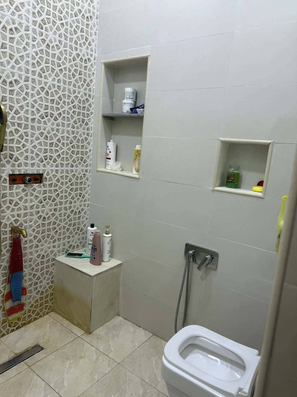 بيت للبيع بمساحة 130 متر سند 25 اقرار محكمه طابق واحد يتكون من غرفتين نوم وصاله واستقبال ومطبخ وصحيات العنوان كربلاء طريق السيدة زينب قرب عمود 77 يبعد عن الشارع الرئيسي 700 متر السعر 115 مع المجال للاستفسار اتصال *********** _ ***********
