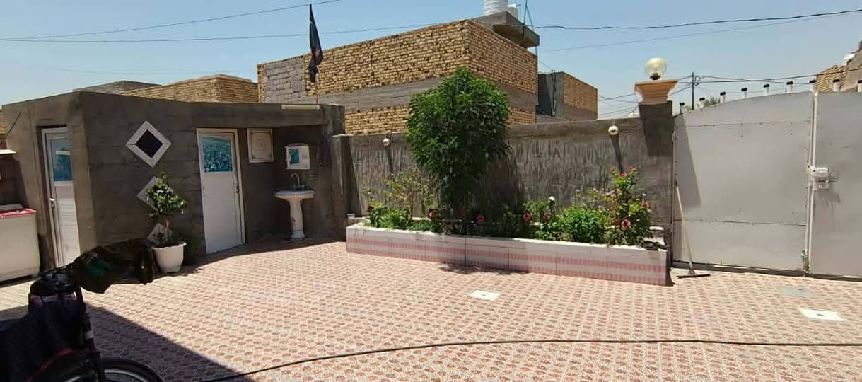 السلام عليكم عندي دار للبيع المساحه الكليه 266 متر طابو زراعي سند 25 تحويل مباشر باسم المشتري متوفره كل الخدمات شارع النيل الخدمي قرب مخازن بيت مرجان بيت حديثه وجديده سعر ببلاش 95  وبي مجال الاستفسار مراجعه المكتب ***********
