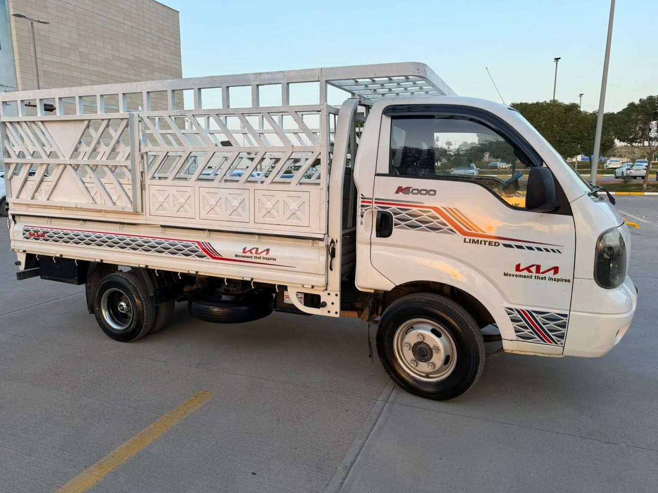 كيا حمل 2010
حجم المكينه 4000 فحل 

بيها نصف باب السائق صبغ فقط

صدر أمامي وخلفي جديد 

تبريد شغال ثلج

السياره من الدعاميه للدعاميه شغال

السعر 110 ورقه

للتواصل وأتساب رقم صاحب السيارة ***********
