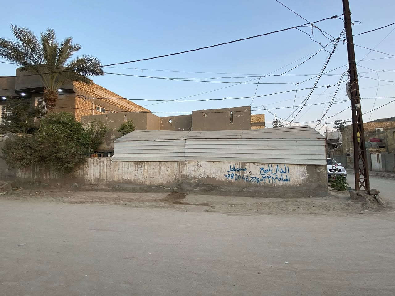 السلام عليكم ورحمة الله
دار للبيع 

 مساحة 338/م ركن 

حي الوحدة 
شارع تبليط قريب على مدرسة علي ابن ابي طالب'ع

كذلك قريب على الشارع العام (شارع الزهور)

يحتوي على 3 غرف + مطبخ +صالة+ حمام + كليدور +استقبال + حدايق عدد ثنين + صحيات اثنين 

 كراجات اثنين + ممرات حول البيت

للاستسفسار مراسلة الصفحة 

او الاتصال على الرقم ***********
