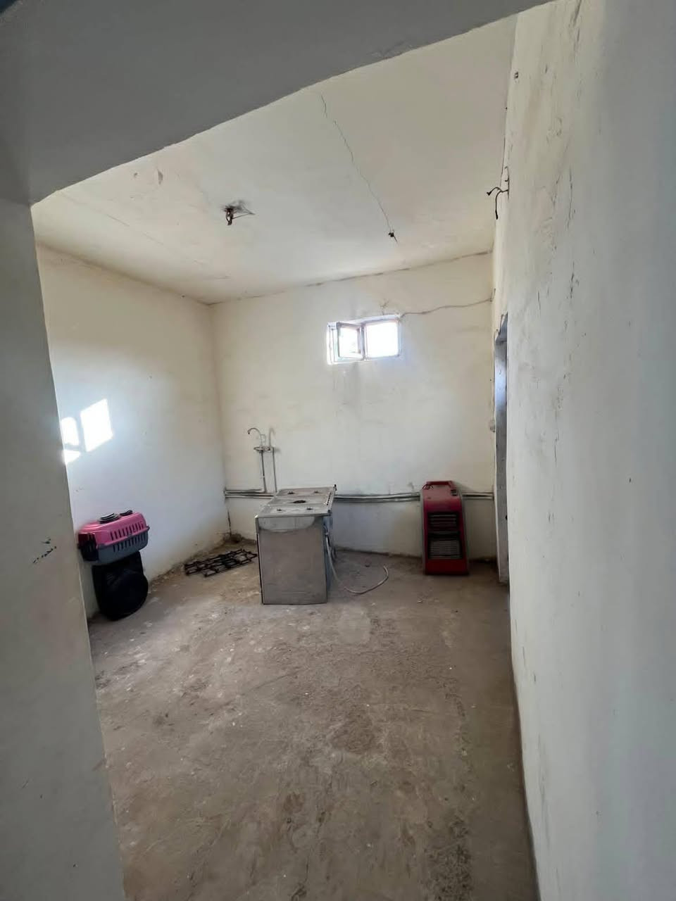 السلام عليكم بيت تجاوز للبيع مساحه 120 موقع ممتاز بشارع البطل بفرع مطعم الماعون البيت يحتوي غرفه نوم وصاله ومطبخ وغرفه نوم محتاجه سقف فقط ويحوتي على صحيات مجاري كهرباء تبليط كله كامل السعر المطلوب 28وبي مجال بسيط للتواصل *********** العنوان بغداد الزعفرانية
