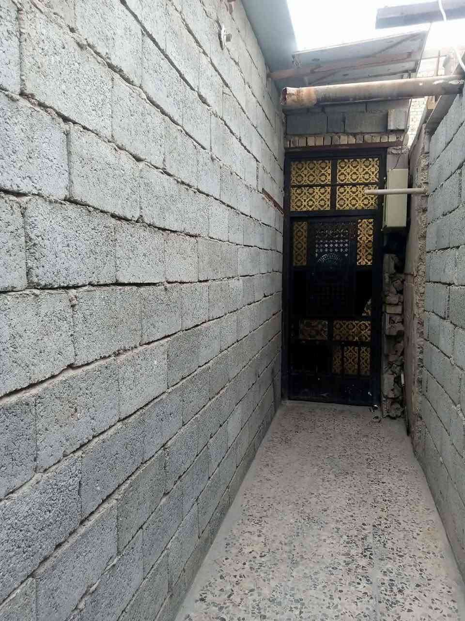 سلام عليكم 
***********
بيت لبيع مساحه 100يحتوي على غرفه ومطبخ واستقبال وطرمه وصحيات البيت مكاتبه فقط قريب على شارع العام  السعر28 بيت نضيف ومرتب وفارغ جاهز لسكن مكان الامين الثانيه قرب سده الاولى
