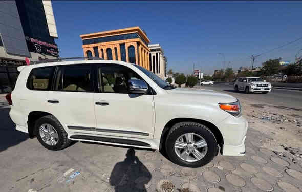 السلام عليكم. لاندكروز 2015 GXR ساز جديدة ماشيه121km  الف حقيقي ع ايد وحد 6 سلندر حساسات امامي وخلفي سلايد تخم تاير جديد مكفولة كير ومحرك وحدادية ومن الصبغ حتى الدعاميه بيه ملاحضتين  بارد فقط الباقي كفالة
رقم بغداد الجديد
السعر 415$
***********
